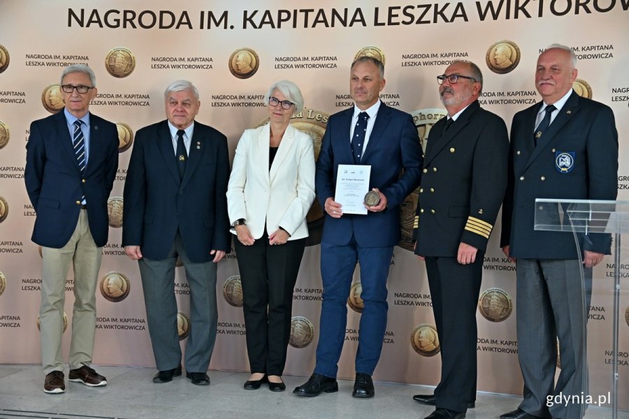 Od prawej: Marek Padjas z Bractwa Kaphornowców, kpt. ż. w. Mariusz Wiktorowicz – syn kapitana Wiktorowicza i przewodniczący kapituły, kpt. Grzegorz Baranowski - laureat nagrody specjalnej, Joanna Zielińska  - członkini kapituły i radna Gdyni, Marek Brągoszewski z Bractwa Kaphornowców oraz Waldemar Heflich z Press Clubu Polska 