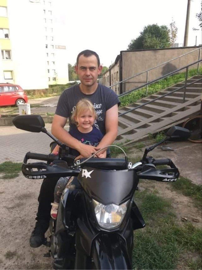 Janusz Skorupski z kilkuletnią córką na motorze
