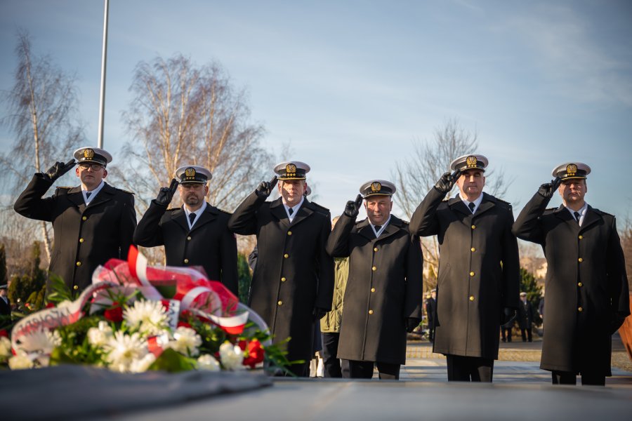 Przedstawiciele Marynarki Wojennej złożyli kwiaty przed Kwaterą Pamięci z okazji Narodowego Dnia Pamięci Żołnierzy Wyklętych. Trzeci od lewej: kmdr Andrzej Ogrodnik - dowódca 3. Flotylli Okrętów. Obok niego (trzeci od prawej): kmdr pil. Andrzej Szczotka - dowódca Brygady Lotnictwa Marynarki Wojennej // fot. st. chor. szt. mar. Piotr Leoniak