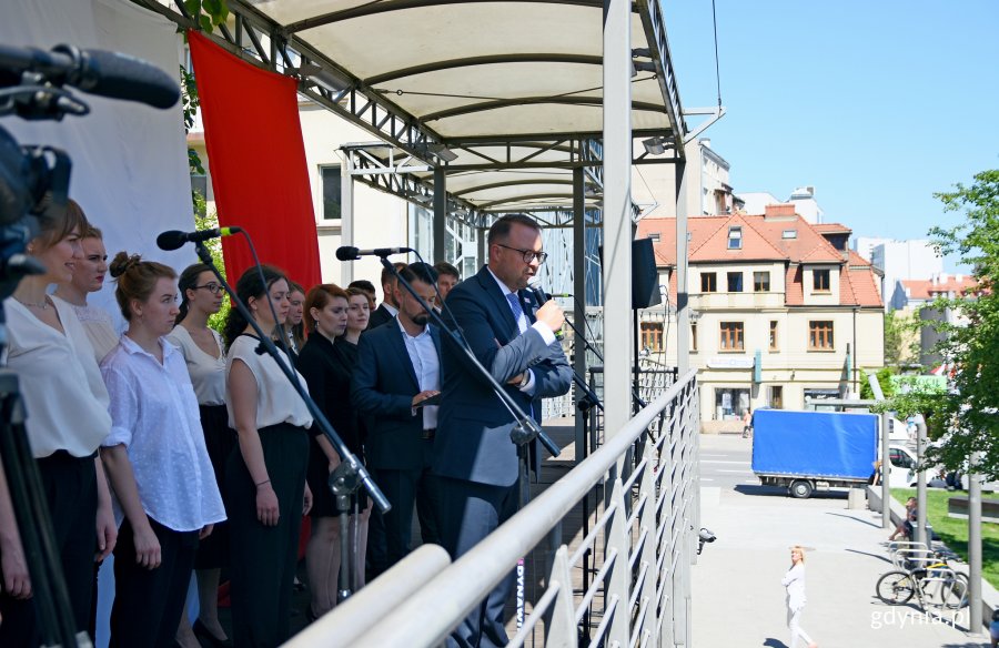 Gdynianie w południe odśpiewali wspólnie hymn przy InfoBoksie, fot. Kamil Złoch
