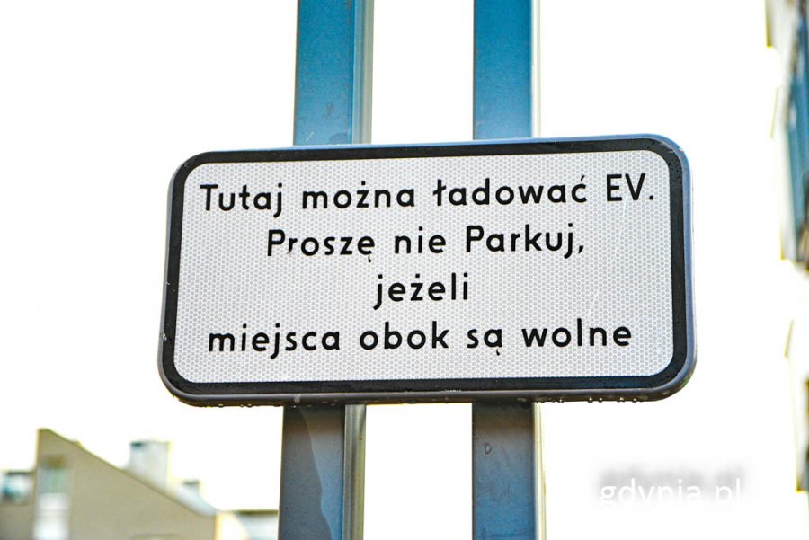 tabliczka informacyjna o możliwości ładowania samochodu (fot. Michał Sałata)
