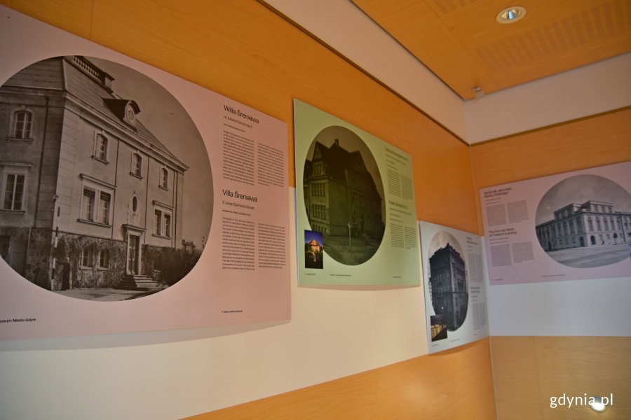 Wystawa „Gdyńskie perły, czyli więcej niż modernizm” w Muzeum Miasta Gdyni. Na zdjęciu 4 plansze ze zdjęciami i opisami // fot. Magdalena Czernek