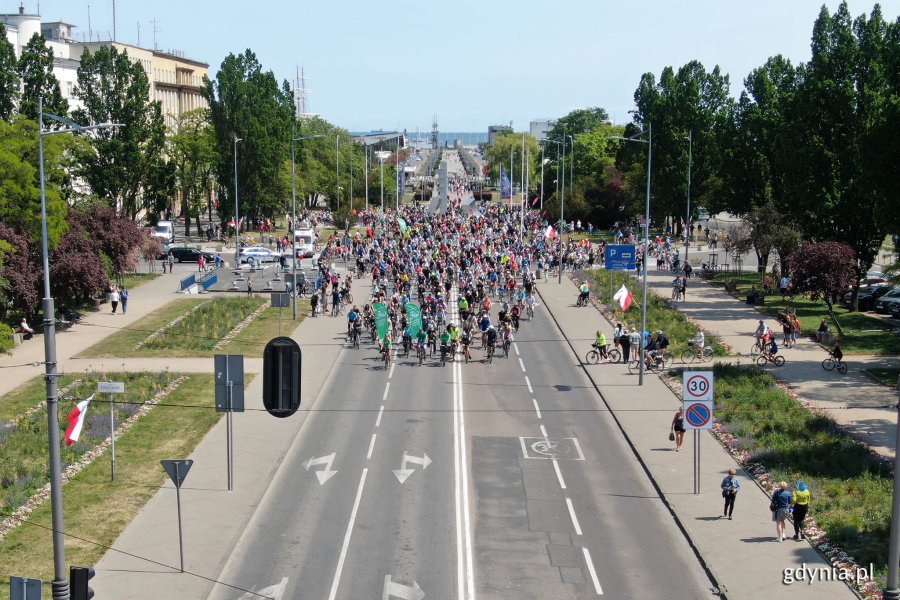 Duża grupa rowerzystów przy pomniku Polski Morskiej