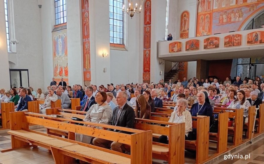 Pontyfikalna liturgia w intencji zwycięstwa i pokoju na Ukrainie w konkatedrze św. Bartłomieja w Gdańsku. Na zdjęciu widoczni m.in. konsul generalna Ukrainy w Gdańsku Switłana Krysa oraz wiceprezydent Gdyni Rafał Geremek (fot. Waldemar Ulanowski)