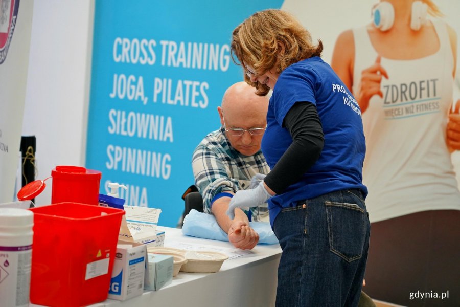 Jeden z uczestnik&oacute;w akcji z okazji Dnia Mężczyzny przy stoisku medycznym na pasażu Centrum Handlowego Riviera 