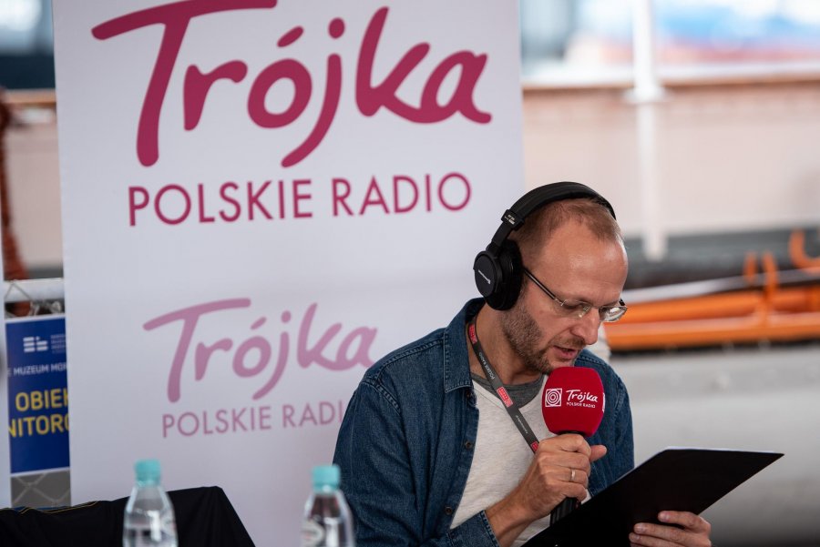 Plenerowe studia Polskiego Radia nadają z Gdyni przed „Lato z Radiem Festiwal”, fot. Dawid Linkowski