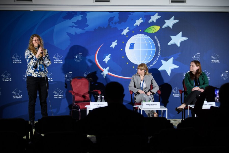 Od prawej: prezydent Gdyni Aleksandra Kosiorek, Biljana Cvetanovska-Gugoska – specjalistka ds. programu, szefowa jednostki ds. zarządzania demokratycznego Programu Narodów Zjednoczonych ds. Rozwoju oraz prowadząca panel Joanna Podgórska-Rykała podczas dyskusji w ramach  X Europejskiego Kongresu Samorządów (fot. Europejski Kongres Samorządów)