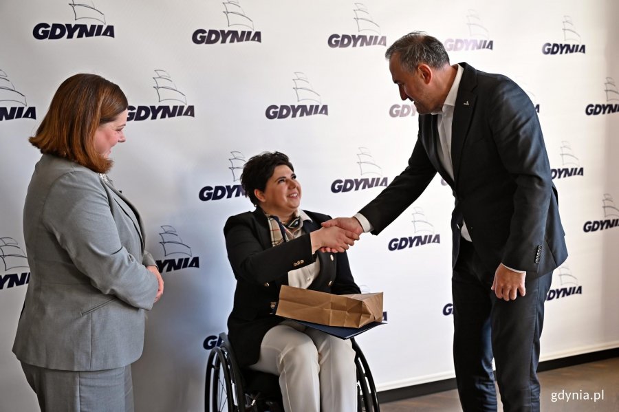 Prezydent Gdyni Aleksandra Kosiorek, wiceprezydent Tomasz Augustyniak i Anna Dobkowska &ndash; pełnomocnik prezydent Gdyni ds. os&oacute;b z niepełnosprawnościami podczas spotkania w Urzędzie Miasta Gdyni
