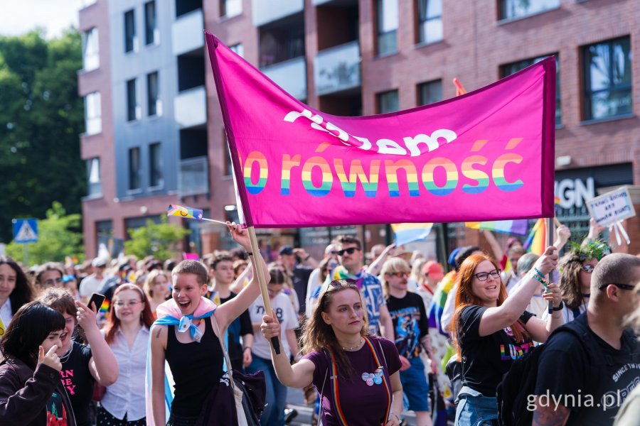 Uczestnicy 11. Tr&oacute;jmiejskiego Marszu R&oacute;wności idący ulicą 