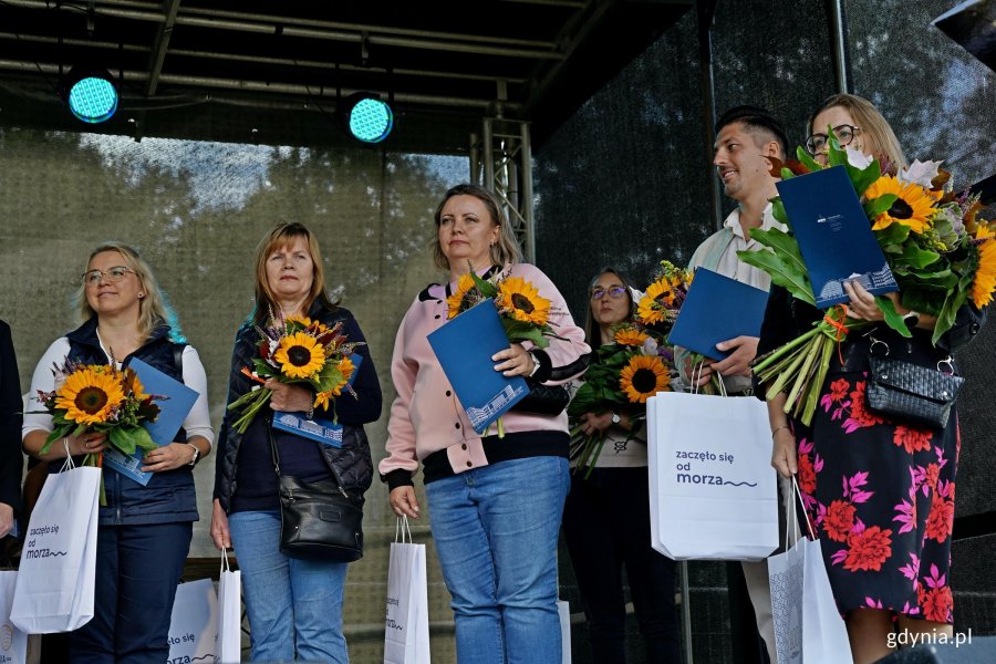 Laureaci konkursu &bdquo;Gdynia w kwiatach&rdquo; stojący na scenie podczas gali finałowej w Parku Kolibki 