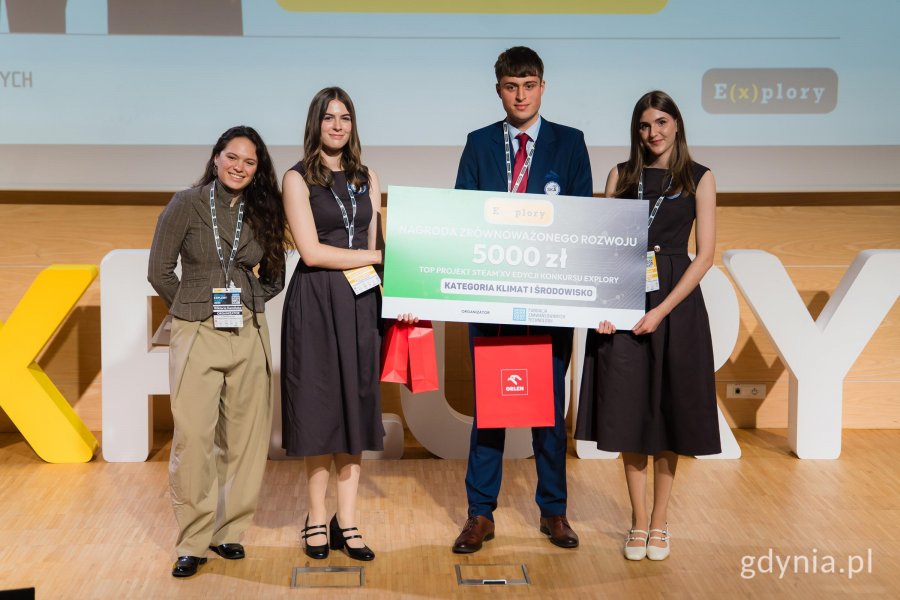 Nagrodę za Top Projekt STEAM w kategorii Klimat i Środowisko otrzymał zesp&oacute;ł w składzie: Natalia Detmer, Jakub Pacholczyk, Jowita Detmer za projekt Autonomiczna Stacja Sieciocentrycznej Komunikacji Awaryjnej &ndash; Stacja SKA