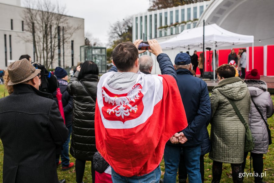 Mieszkańcy uczestniczący w koncercie na placu Grunwaldzkim // fot. Karol Stańczak