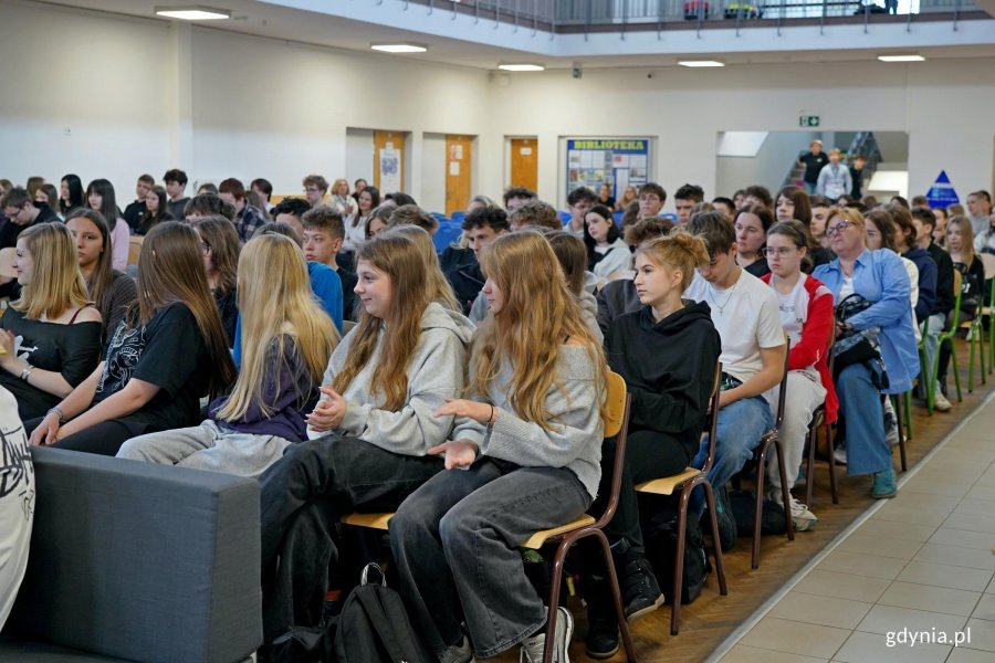 Młodzież uczestnicząca w kongresie &bdquo;Zdrowe Głowy&rdquo; zgromadzona na holu ZSSO w Gdyni 