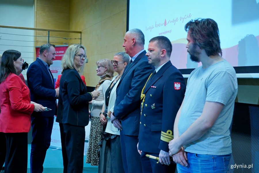 Wiceprezydent Gdyni Tomasz Augustyniak i dr hab. Marlena Robakowska &ndash; dyrektor Regionalnego Centrum Krwiodawstwa i Krwiolecznictwa w Gdańsku wręczający odznaki i legitymacje honorowym dawcom krwi z Gdyni 