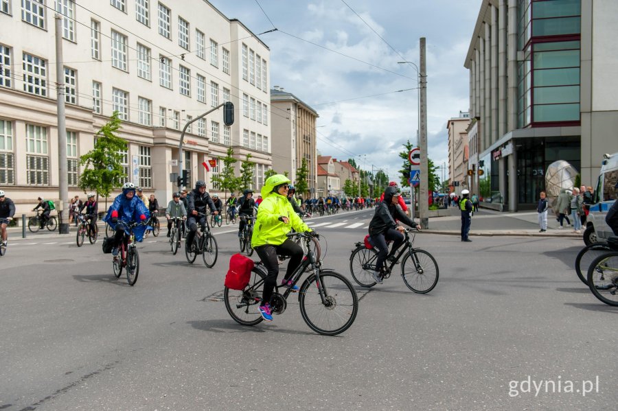 Spod Pomnika Polski Morskiej skierował się w ul. 10 Lutego, a następnie wjechał na ulicę Władysława IV 