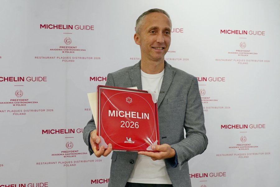 Łukasz Cegłowski z restauracji Arco by Paco P&eacute;rez z plakietą za gwiazdkę Michelin 2026