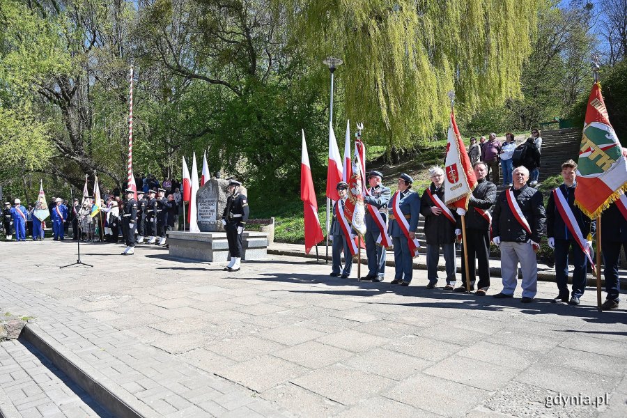 Posterunek honorowy i poczty sztandarowe stojące przy pomniku Konstytucji 3 Maja przy ul. Słowackiego podczas uroczystości z okazji Narodowego Święta Konstytucji 3 Maja