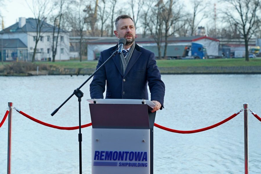Minister obrony narodowej Władysław Kosiniak-Kamysz podczas uroczystości chrztu i wodowania okrętu ORP „Czajka” 