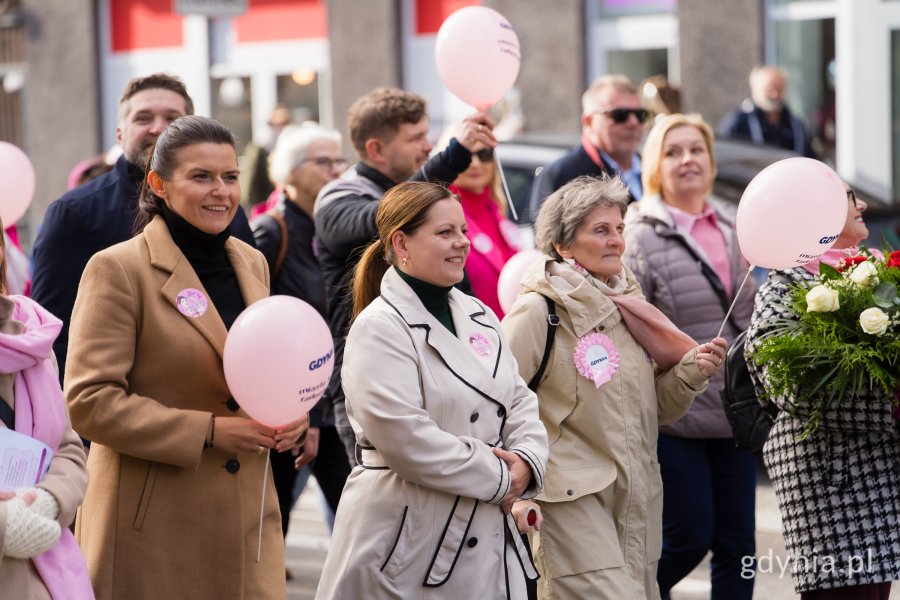 Gdyńscy samorządowcy podczas Marszu Różowej Wstążki. W pierwszym rzędzie (od lewej): Mariola Śrubarczyk-Cichowska – wiceprzewodnicząca Rady Miasta Gdyni, prezydent Gdyni Aleksandra Kosiorek wraz z Janiną Łojbą – prezes Stowarzyszenia Amazonek Gdyńskich. W drugim rzędzie (od lewej): Tadeusz Szemiot – przewodniczący Rady Miasta Gdyni oraz radni miasta: Joanna Zielińska, Dominik Aziewicz i Beata Zastawna 