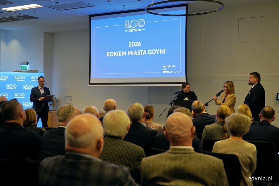 Od prawej: Tadeusz Szemiot – przewodniczący Rady Miasta Gdyni i przewodniczący Komitetu Honorowego Obchodów 100-lecia Gdyni, Magdalena Oczachowska – pełnomocniczka prezydent Gdyni ds. promocji strategicznej i jubileuszu, prezydent Gdyni Aleksandra Kosiorek oraz Tomasz Złotoś – rzecznik prasowy Urzędu Miasta Gdyni podczas spotkania Komitetu Honorowego Obchodów 100-lecia Gdyni