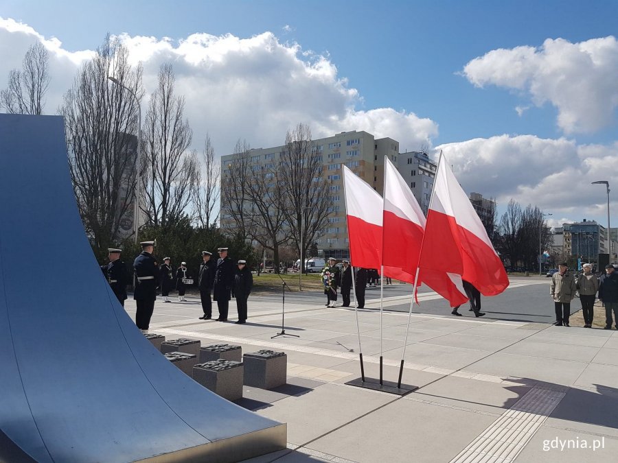 Uroczystości z okazji 74. rocznicy zakończenia walk o wyzwolenie Gdyni przy pomniku Polski Morskiej/fot. Małgorzata Omachel-Kwidzińska