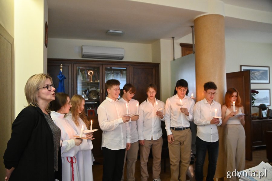 Uczniowie śpiewają szwedzkie pieśni// fot. Karolina Szypelt
