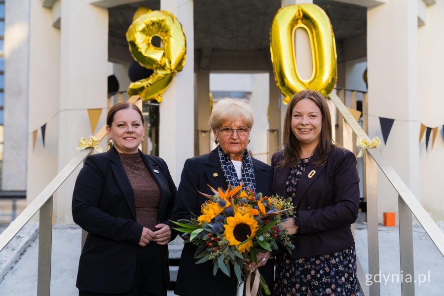 Na zdjęciu: prezydent Gdyni Aleksandra Kosiorek, kustoszka Mini Muzeum Bankowiec Maria Piradoff-Link i wiceprezydentka Oktawia Gorzeńska