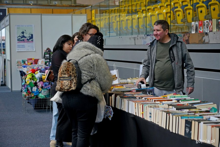 Uczestnicy Targ&oacute;w Książki w Gdyni odwiedzający stoiska wydawc&oacute;w 