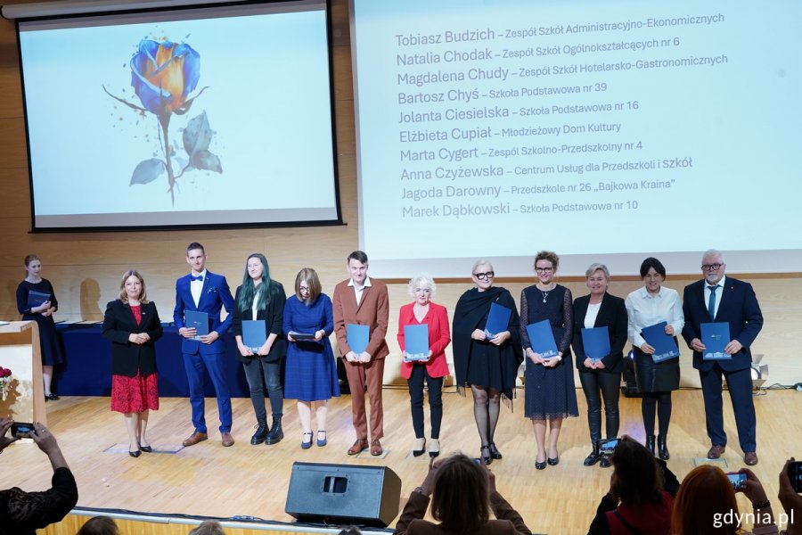 Nagrodzeni i wyróżnieni w towarzystwie wiceprezydentki Oktawii Gorzeńskiej