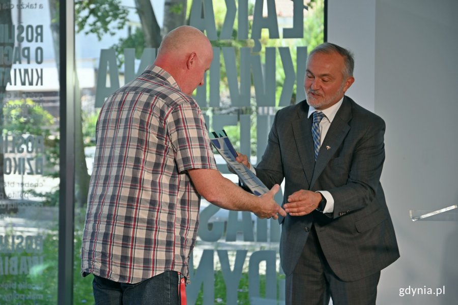 Prezydent Wojciech Szczurek wręcza nagrodę Piotrowi Waciakowi z Gdyńskiemu Muzeum Motoryzacji // fot. Magdalena Czernek