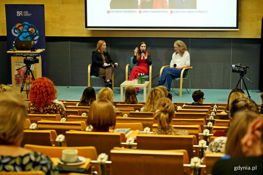 Od lewej: wiceprezydentka Gdyni Oktawia Gorzeńska, Anna Konarzewska – nauczycielka, trenerka, edukatorka i mentorka oraz Karolina Gierdys-Majkut – psycholożka, kulturoznawczyni i koordynatorka projektów w Centrum Edukacji Obywatelskiej podczas konferencji „Dobrostan w centrum uwagi” w Pomorskim Parku Naukowo-Technologicznym