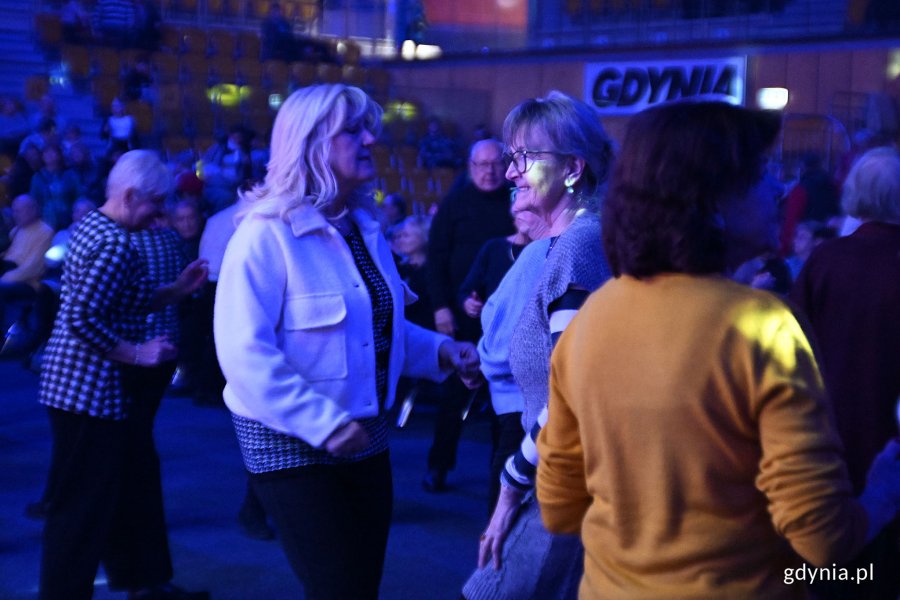 Hala Polsat Plus Arena Gdynia, niebieskie światło, tańczący seniorzy