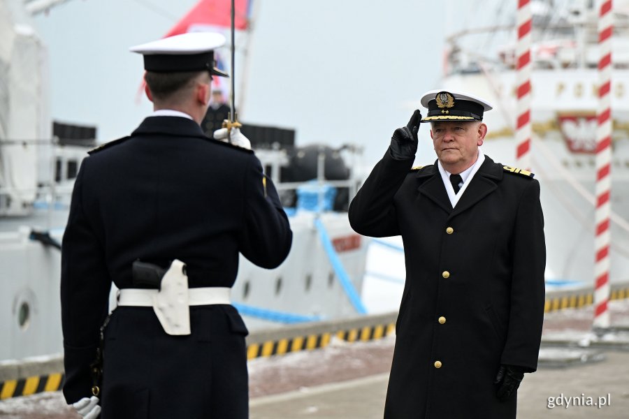 wiceadm. Jarosław Ziemiański, inspektor Marynarki Wojennej, odbierający meldunek podczas oficjalnych uroczystości z okazji 100. rocznicy nadania Gdyni praw miejskich