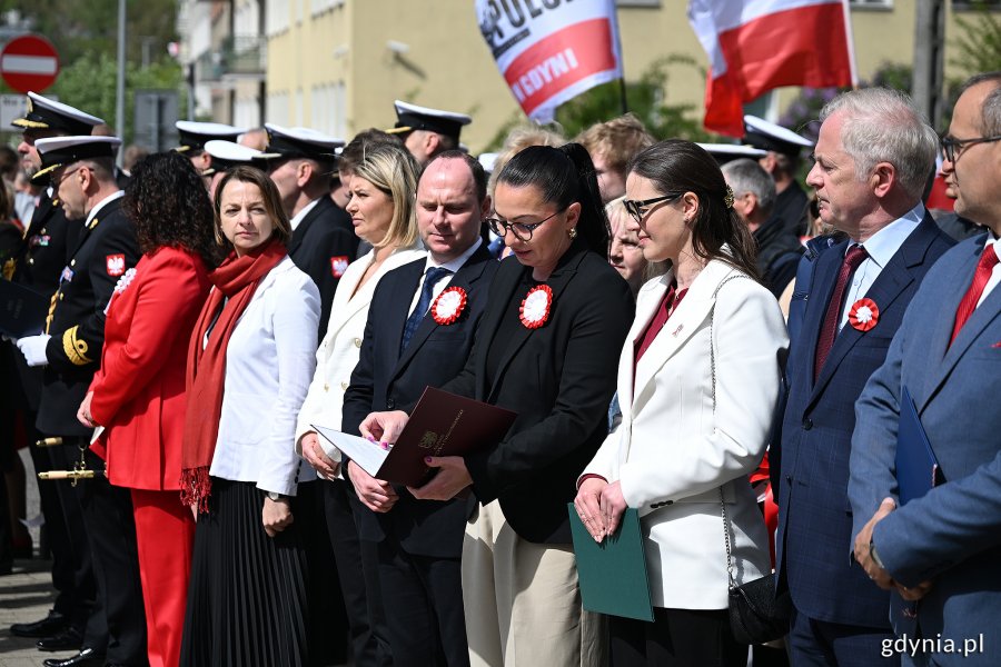 Od lewej: radne miasta Larysa Kramin i Monika Strzałkowska, poseł Rafał Siemaszko, Beata Koniarska - radna Sejmiku Województwa Pomorskiego, posłanka Wioleta Tomczak, senator Sławomir Rybicki i wojewoda pomorski Emil Rojek podczas uroczystości z okazji Święta Narodowego Trzeciego Maja