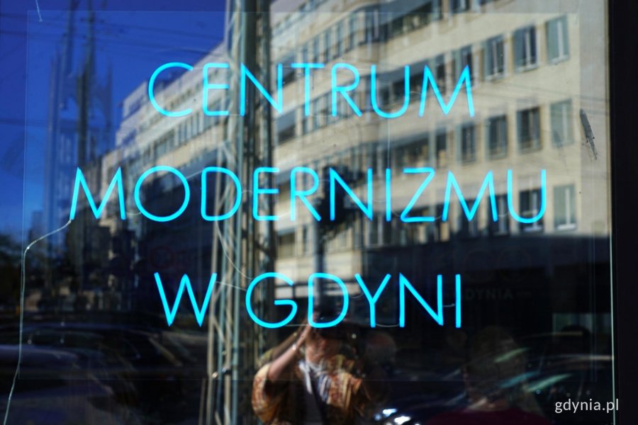 Na zdjęciu neon Centrum Modernizmu Gdyni