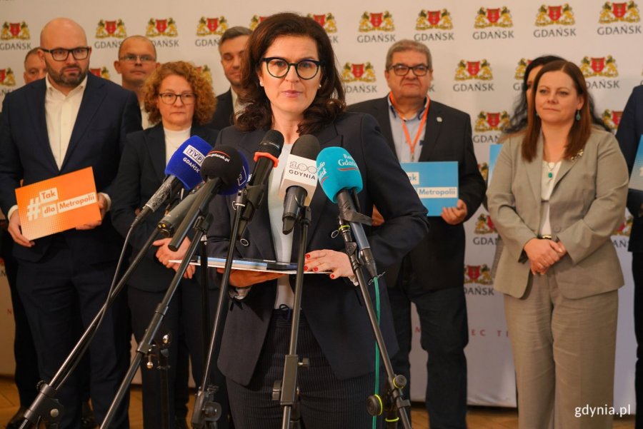 Aleksandra Dulkiewicz, prezydentka Gdańska wraz z Aleksandrą Kosiorek, prezydent Gdyni i Magdaleną Czarzyńską-Jachim, prezydentką Sopotu i samorządowcami (fot. Magdalena Starnawska)