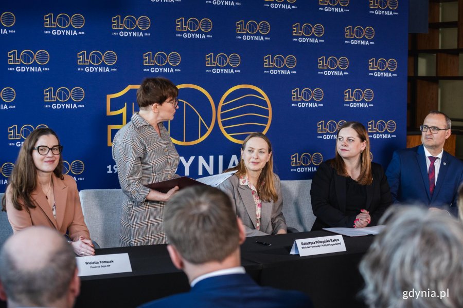 Grupa ludzi, polityk&oacute;w i członk&oacute;w organizacji pozarządowych. 