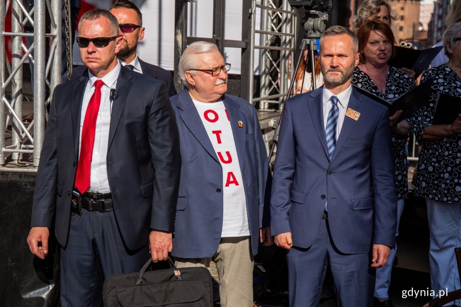 Kulminacyjnym punktem obchodów był wiec na Długim Targu, który rozpoczął się o godz. 17.30 od odśpiewania hymnu Europy, fot. Piotr Hukało.