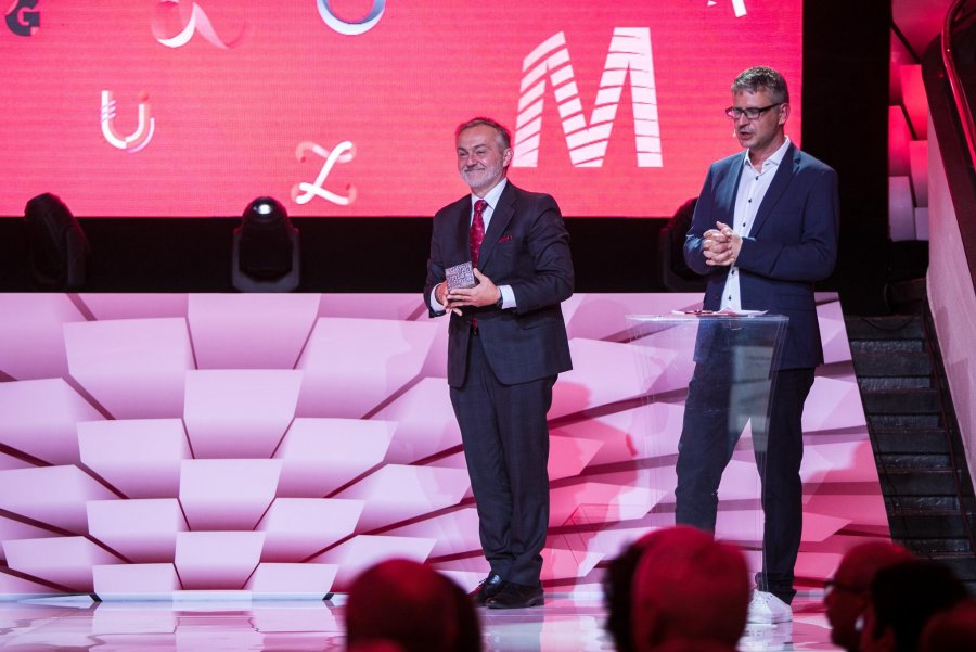 Prezydent Gdyni, Wojciech Szczurek oraz Szymon Kloska przemawiający na scenie podczas uroczystej gali Nagrody Literackiej Gdynia 2018 (fot. Karol Stańczak)