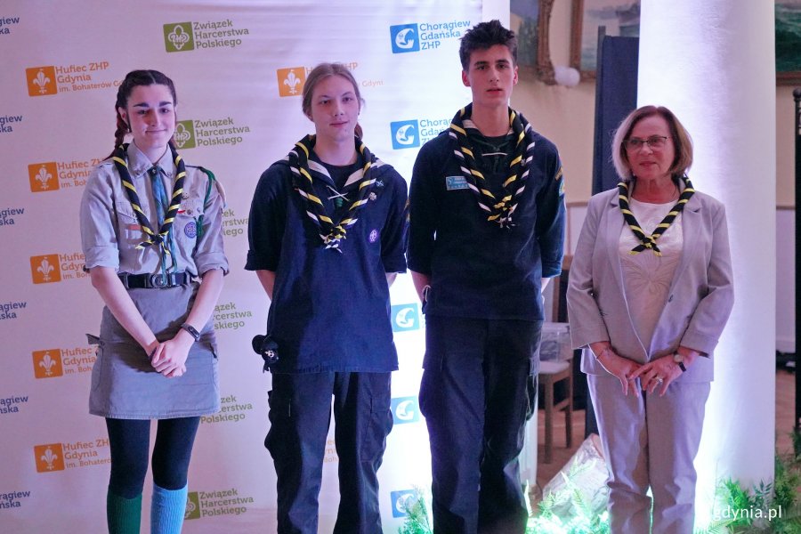 Harcerze i zasłużeni, kt&oacute;rzy otrzymali chusty Hufca ZHP Gdynia