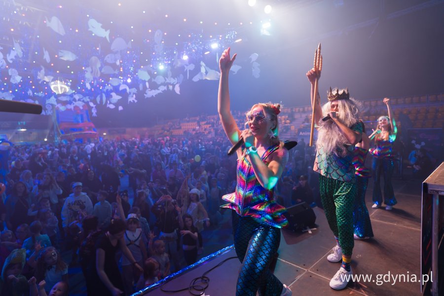 Artyści i uczestnicy balu dla dzieci