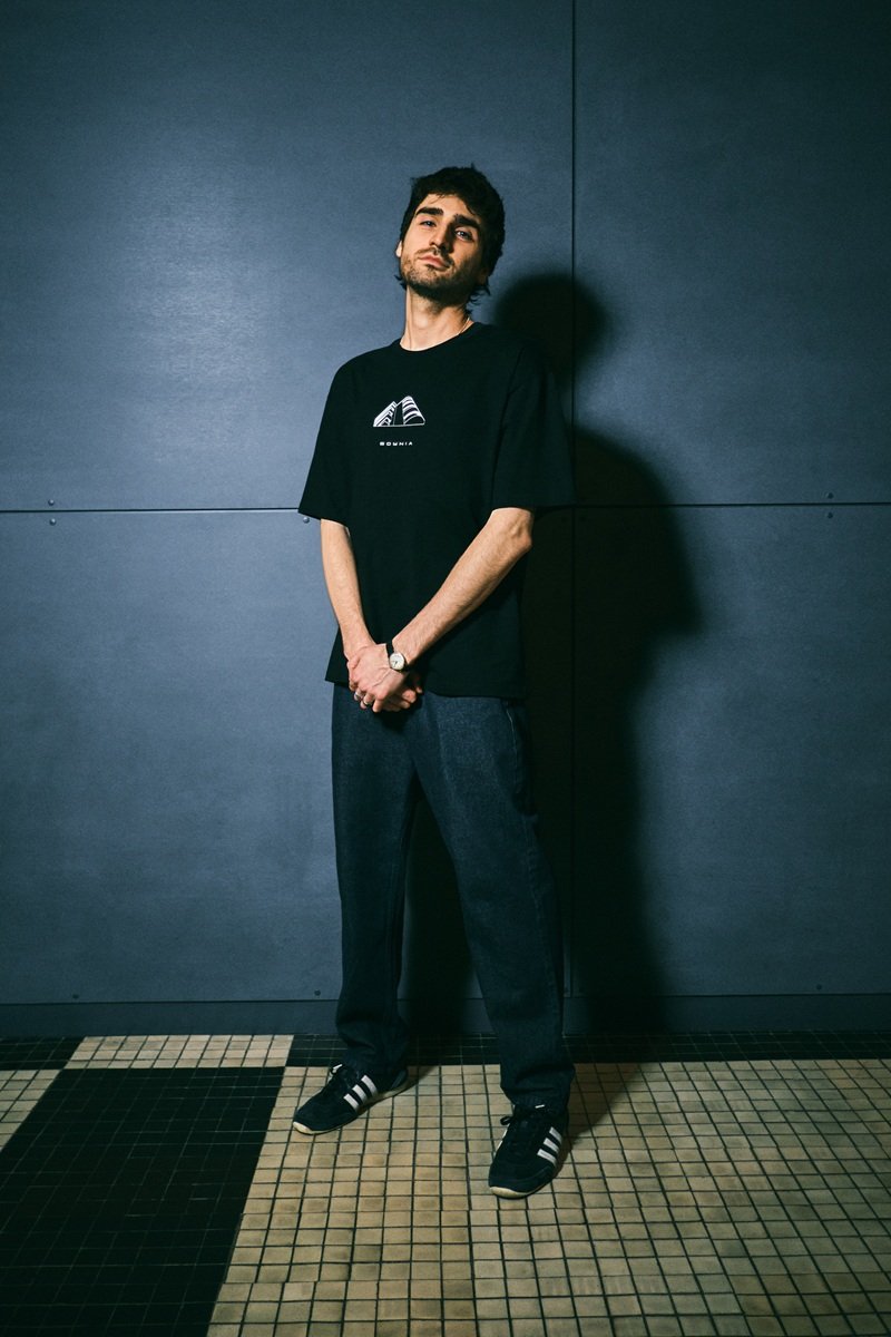 W kolekcji marki Diverse znalazły się między innymi T-shirty. Model prezentuje koszulkę na tle przestrzeni Muzeum Emigracji w Gdyni