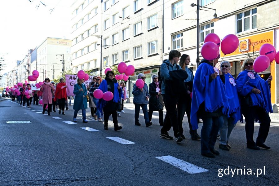 Uczestnicy Marszu Różowej Wstążki idący ul. Świętojańską