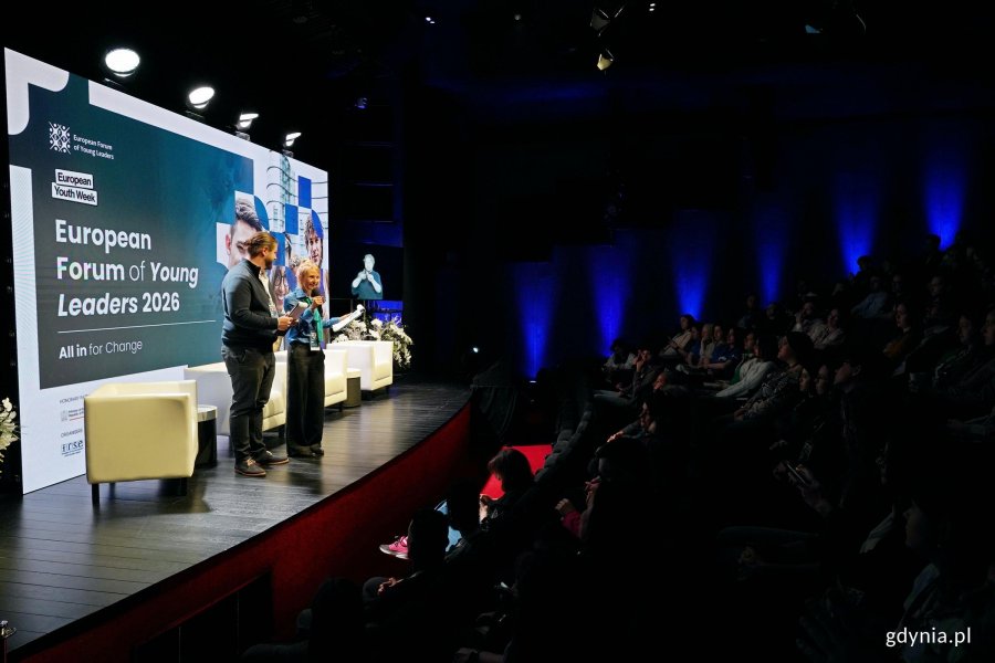 Prowadzący podczas ceremonii otwarcia Europejskiego Forum Młodych Lider&oacute;w w Gdyńskim Centrum Filmowym