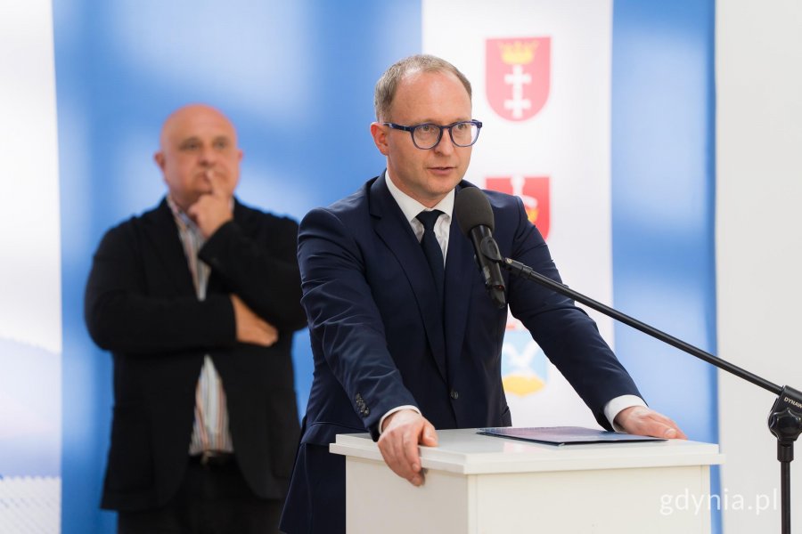 Mężczyzna w garniturze z mikrofonem