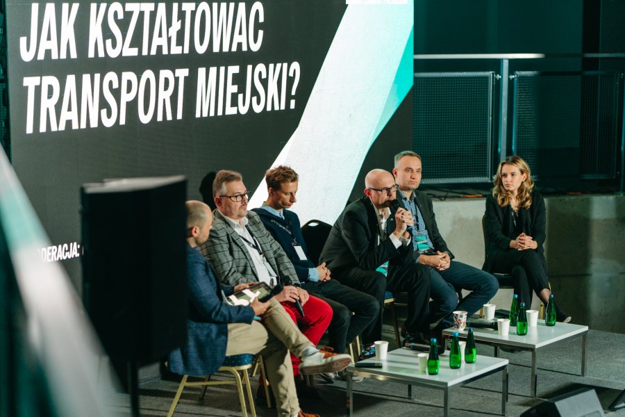 Uczestnicy debaty „Jak kształtować transport miejski?” (od prawej): Kamila Sotomska – liderka ds. polityki publicznej, CEE z Ubera, Mariusz Wiśniewski – zastępca prezydenta Poznania, Bartłomiej Austen – wiceprezydent Gdyni, Franciszek Sterczewski – poseł z Koalicji Obywatelskiej i Jakub Giza – dyrektor ds. rozwoju systemów rowerowych. Po lewej: Roch Kowalski – dziennikarz Polskiego Radia 