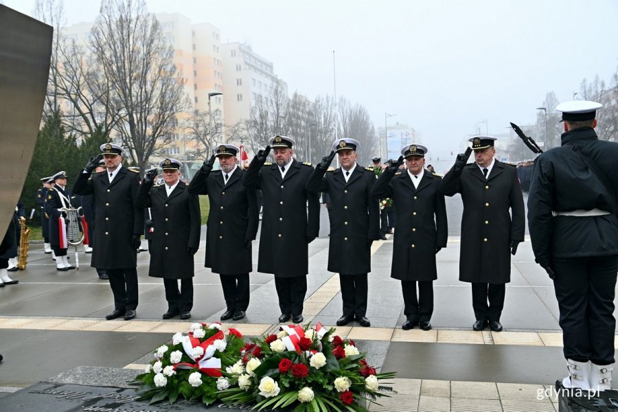 Przedstawiciele Marynarki Wojennej składający kwiaty przed pomnikiem Polski Morskiej z okazji 25. rocznicy wstąpienia Polski do NATO