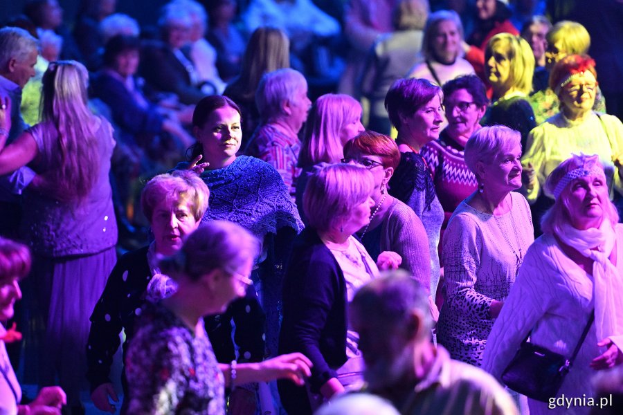 Hala Polsat Plus Arena Gdynia, widownia, niebieskie światło, kolorowe oświetlenie, grupa seniorów tańczy