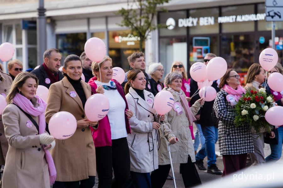 Od lewej: radna miasta Monika Strzałkowska, wiceprezydent Gdyni Tomasz Augustyniak, Mariola Śrubarczyk-Cichowska – wiceprzewodnicząca Rady Miasta Gdyni, radna miasta Teresa Bysewska, prezydent Gdyni Aleksandra Kosiorek, radni miasta Dominik Aziewicz i Joanna Zielińska oraz Janina Łojba – prezes Stowarzyszenia Amazonek Gdyńskich wraz z innymi uczestnikami podczas Marszu Różowej Wstążki 