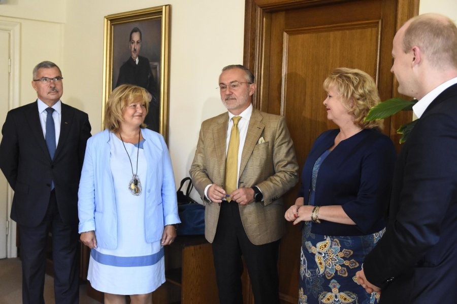 Prezydent Gdyni Wojciech Szczurek, wiceprezydent Bartosz Bartoszewicz, Krzysztof Dośla – przewodniczący zarządu regionu gdańskiego NSZZ „Solidarność”, Zdzisława Hacia - przewodnicząca Komisji Międzyzakładowej NSZZ „Solidarność” Pracowników Oświaty i Wychowania w Gdyni oraz Ewa Biernacka – prezes gdyńskiego oddziału Związku Nauczycielstwa Polskiego na spotkaniu przed podpisaniem dokumentu // fot. Jan Ziarnicki